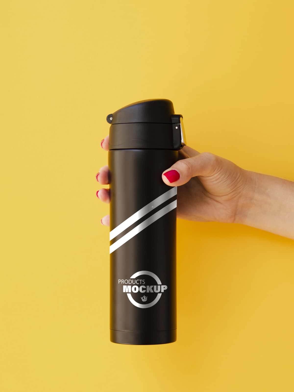 Qora termos tutgan ayol sariq fonni masxara qiladi | Woman holding black thermos mock up yellow background 1