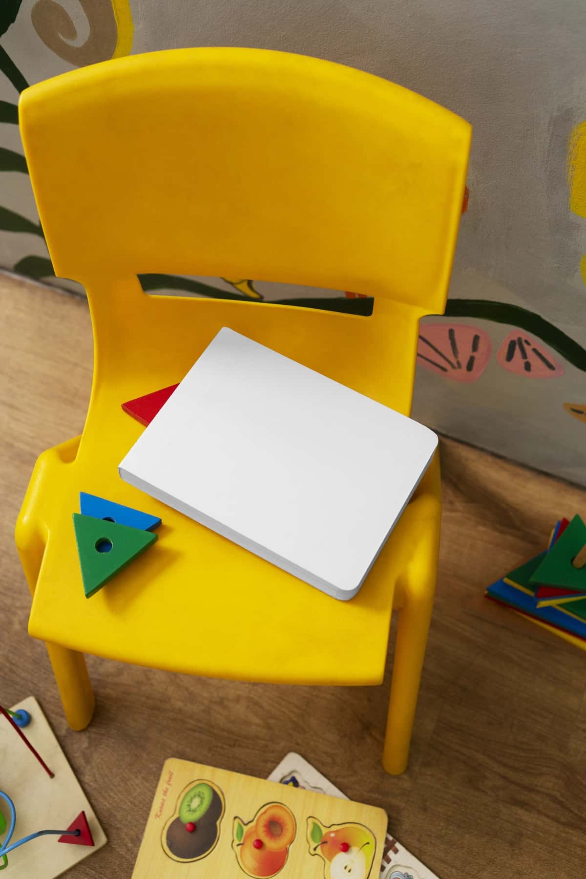 Yuqori ko'rinishdagi karton bolalar kitobi maketi | Top view cardboard baby book mockup 1