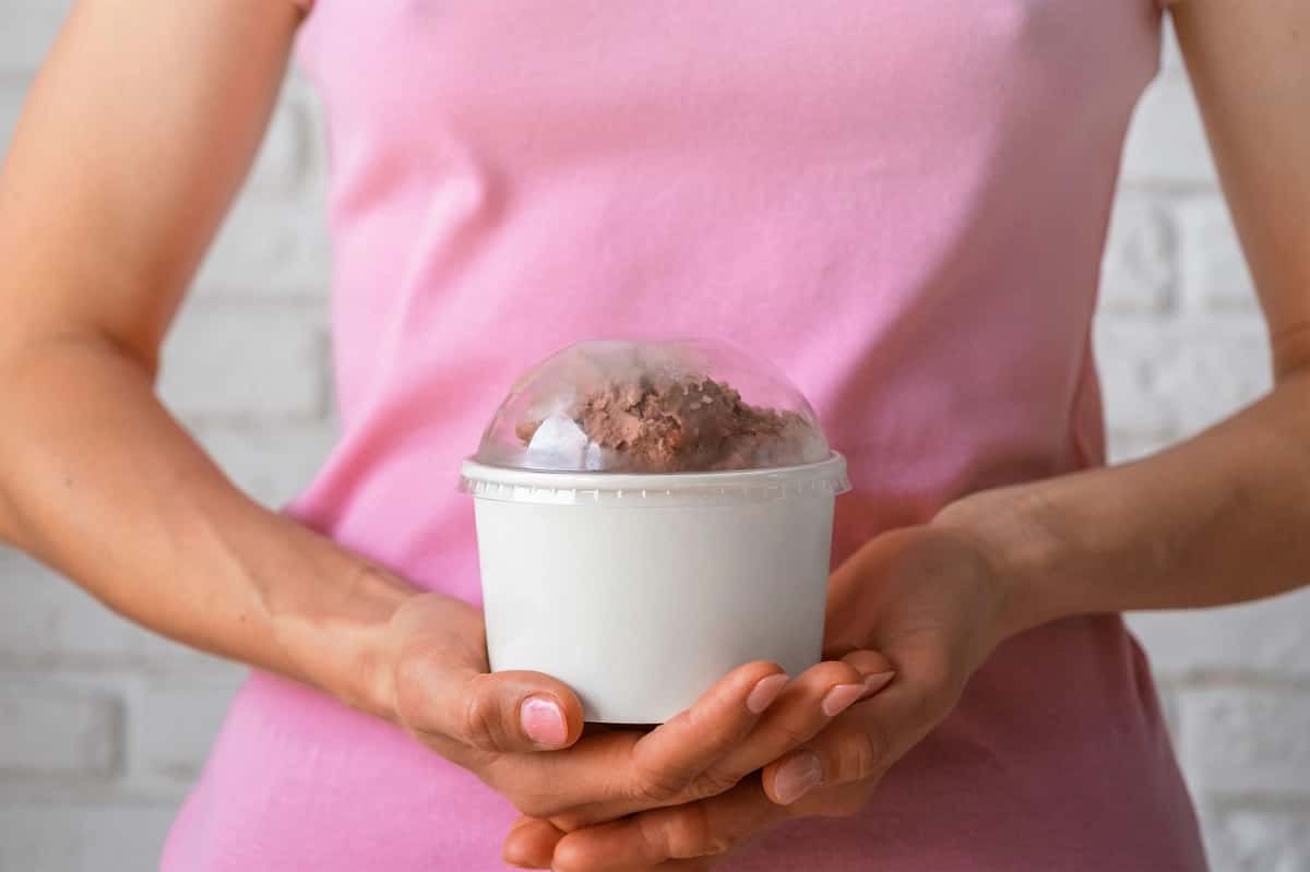 Oldindan ko'rinishdagi qo'llar mazali muzqaymoqni ushlab turibdi | Front view hands holding delicious ice cream 1