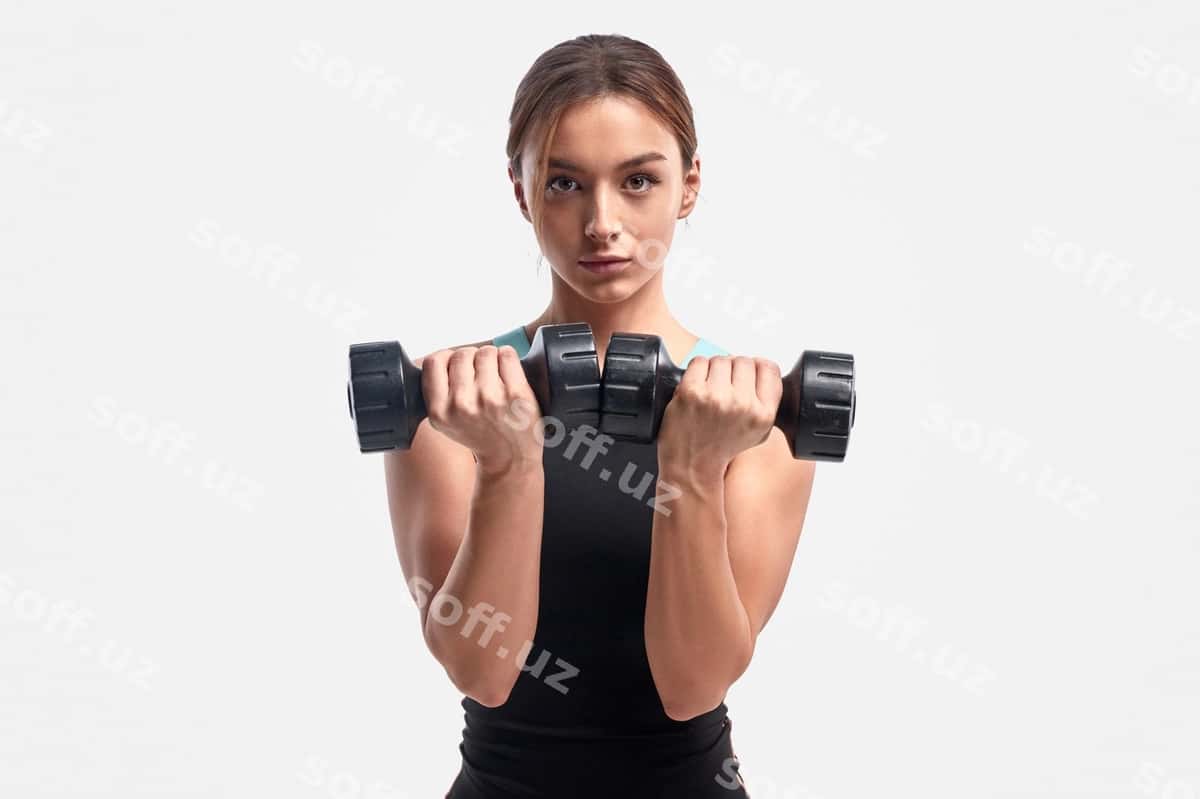 Atletik ayol jism mashinalari bilan mashq qilmoqda | Athletic female exercising with dumbbells 1