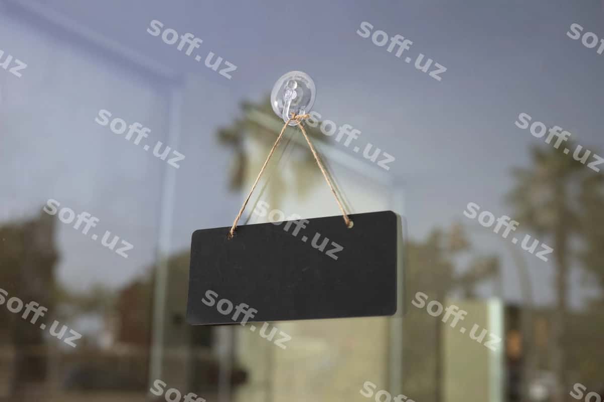 Doska belgisi maket do'kon oynasi | Blackboard sign mockup shop window 1