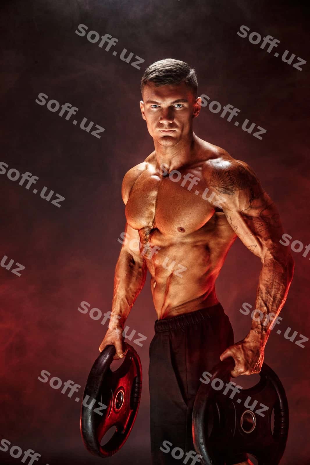 Qo'llarida gantellar bilan bodibilder | Bodybuilder with dumbbells his arms 1