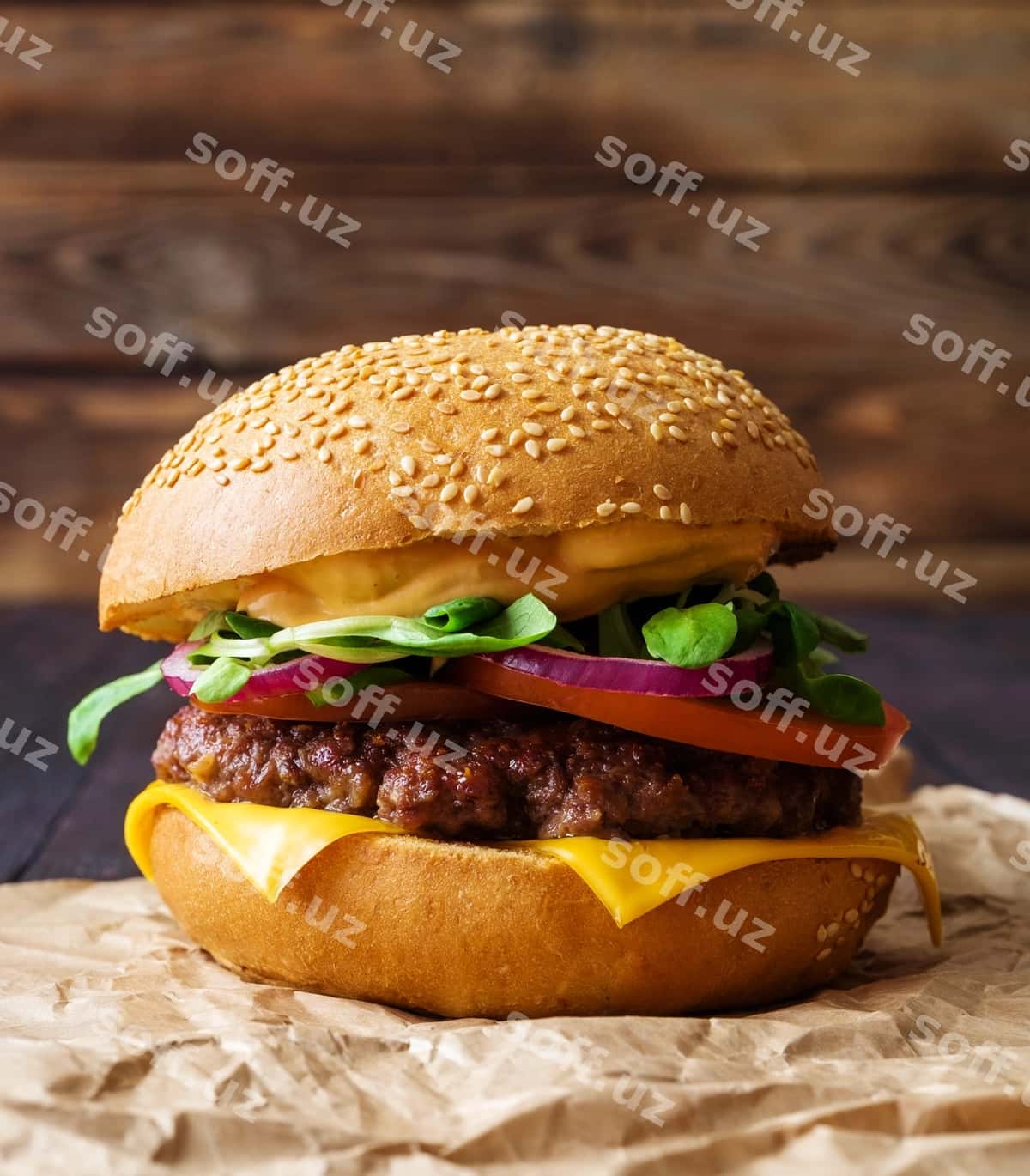 Yaqin surat uyda tayyorlangan burger yong'oq | Closeup home made burger wooden 1