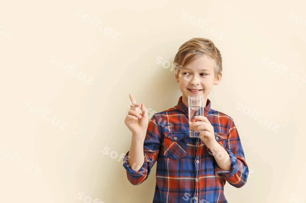 Chiroyli kichik bola stakan suvarang bilan | Cute little boy with glass water color 1
