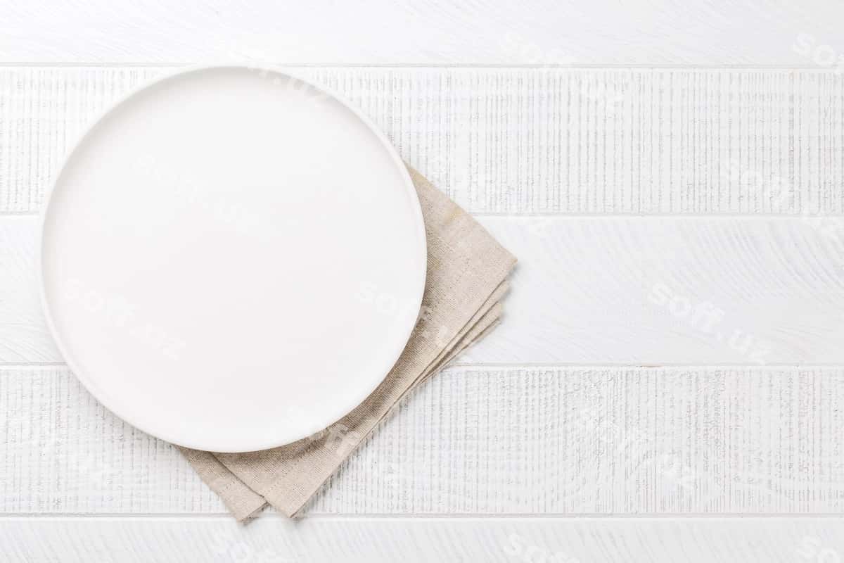 Bo'sh diska yong'oq stol ustidan topdan ko'rinish | Empty plate wooden table overhead view 1