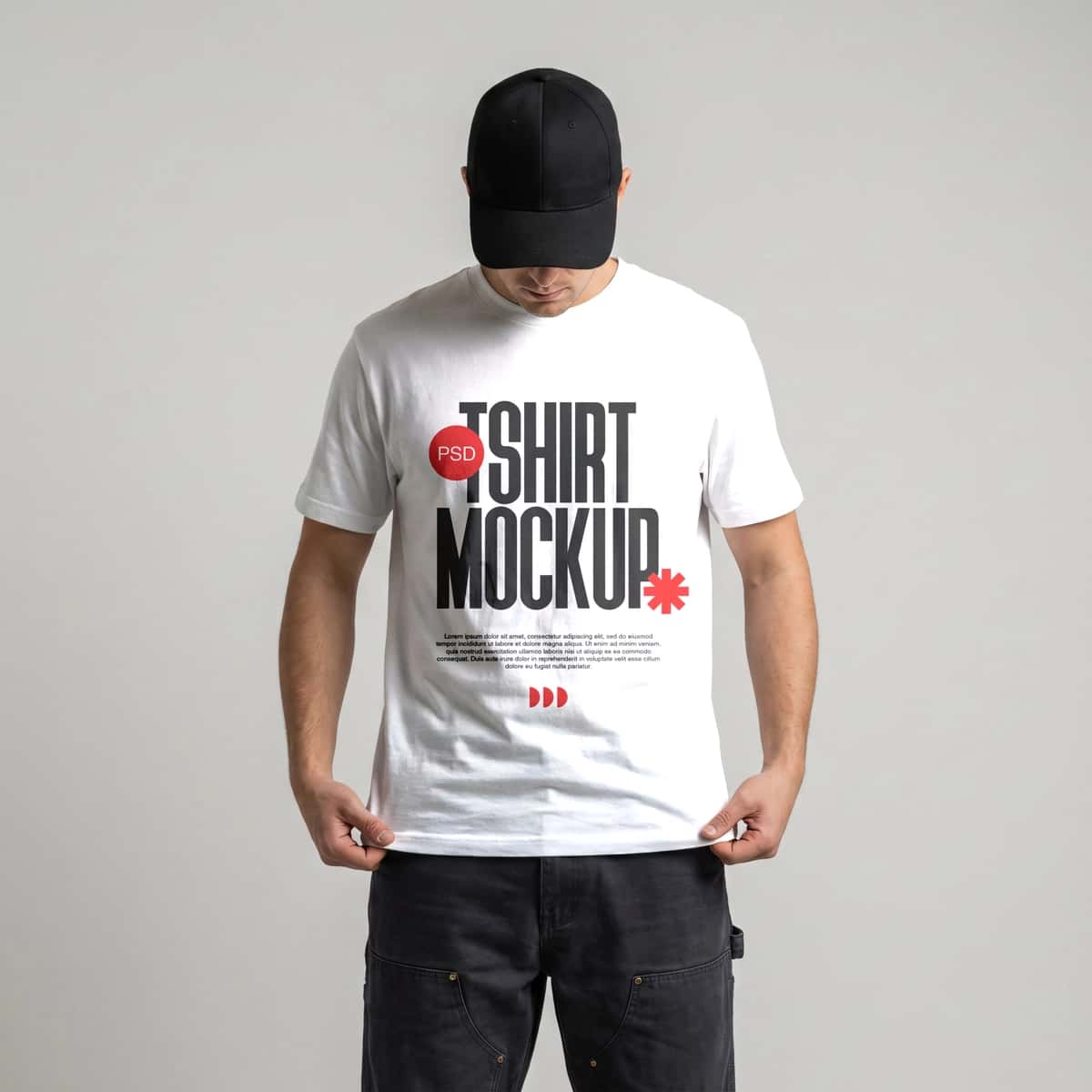 Haqiqiy oq futbolka maketi qora qalpoqli erkak modeli | Realistic white t shirt mockup male model with black cap 1