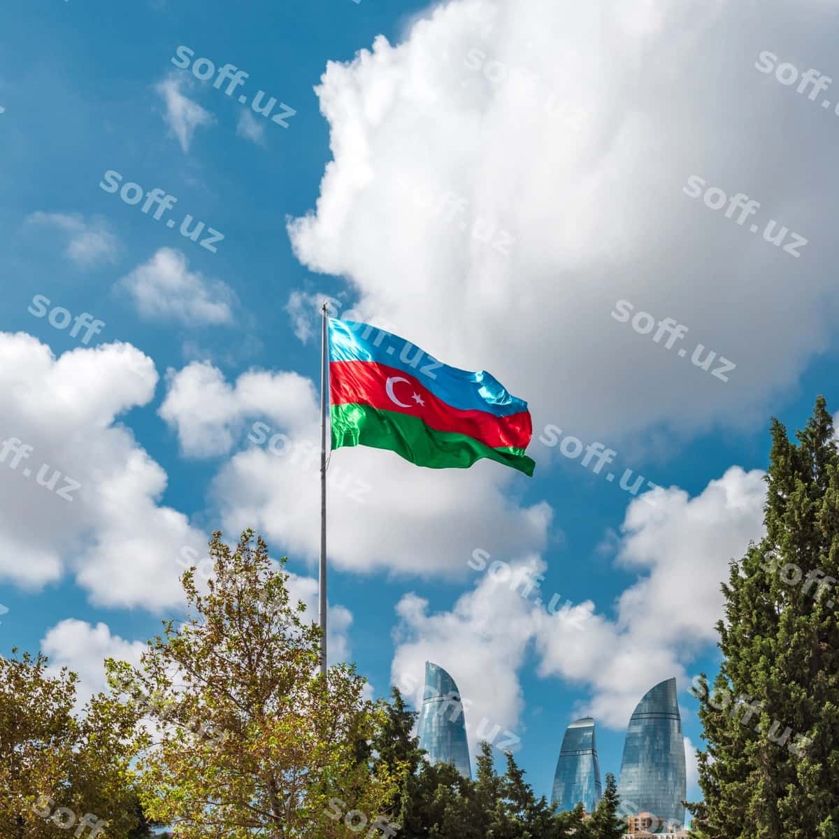 Azerbaycan bayrog'i ko'k osmon fonida | Flag azerbaijan against blue sky 1