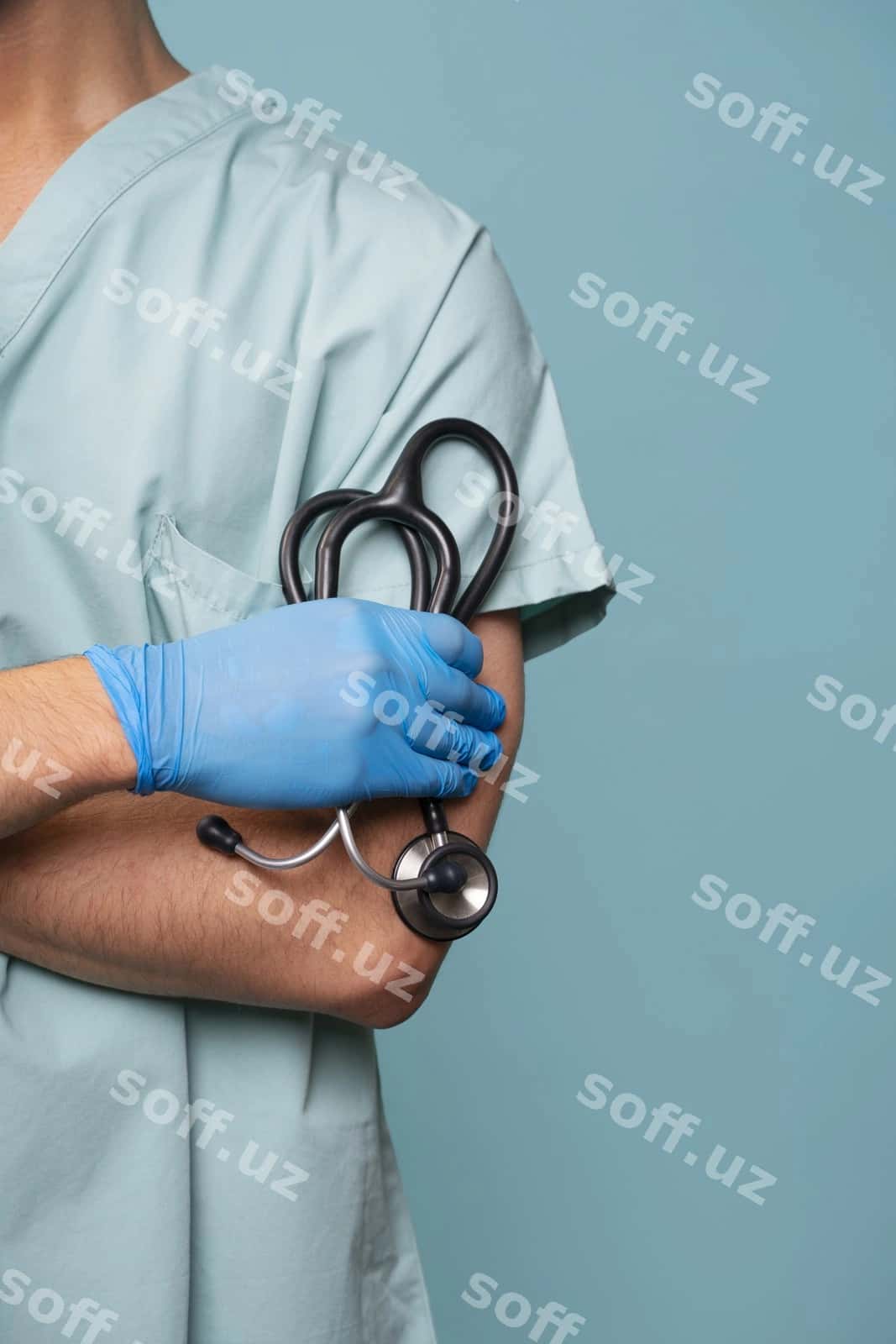 Old tomonga qarangan shifokor stetoskopni tutgan | Front view doctor holding stethoscope 1