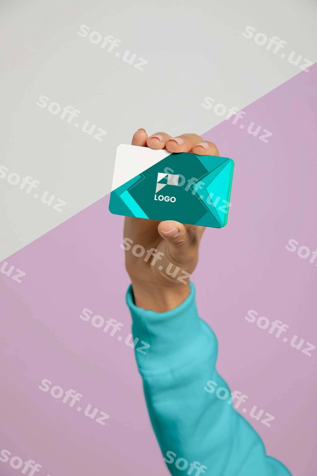 Oldingi ko'rinishda qoliq bilan tutilgan biznes karta | Front view hand holding business card 1