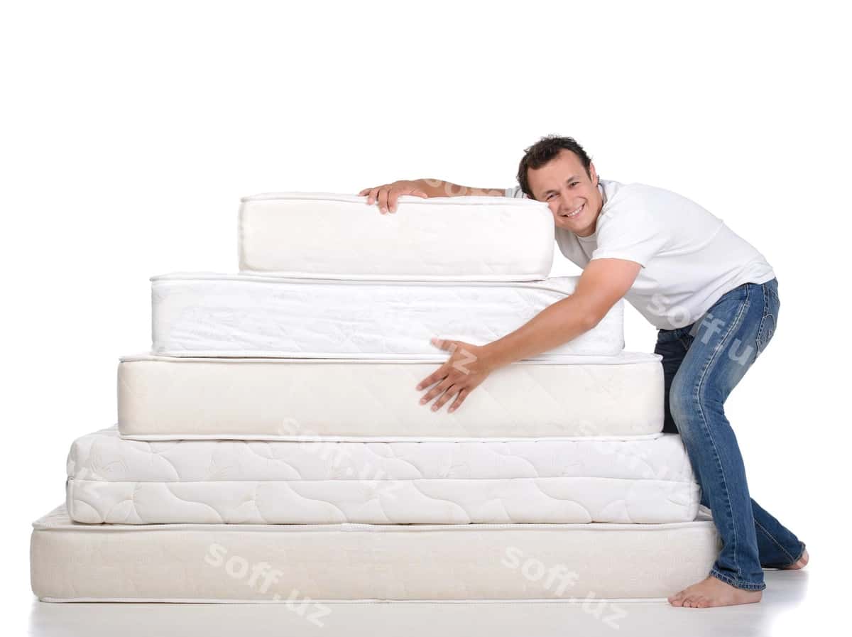 Gulbaxor erkak pajamalari kiygan holda ko'plab matraslar ustida o'tirgan. | Funny man pajamas sitting lots mattresses 1