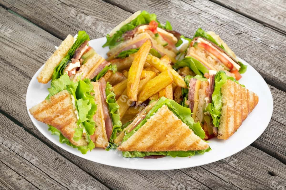 Qovurilgan yarımlar sandvichlar yog'ochli stol | Grilled halves sandwiches wooden table 1