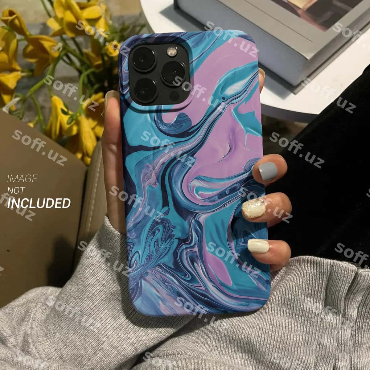 Qoliq tutgan iPhone 14 Pro qadoq mockup | Hand holding iphone 14 pro case mockup 1