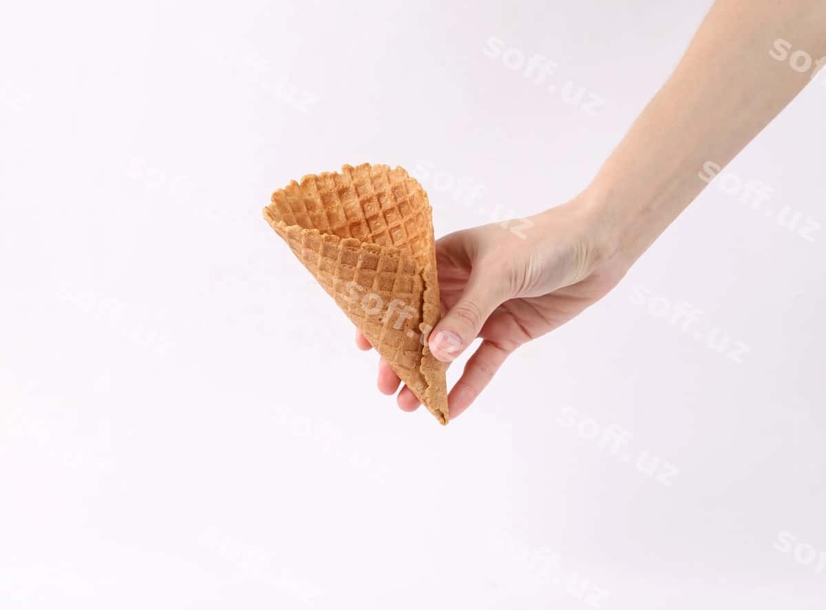 Qozonaqovoq shirinliklarini olg'a foni bilan tutadi | Hand holds waffle cone white background 1