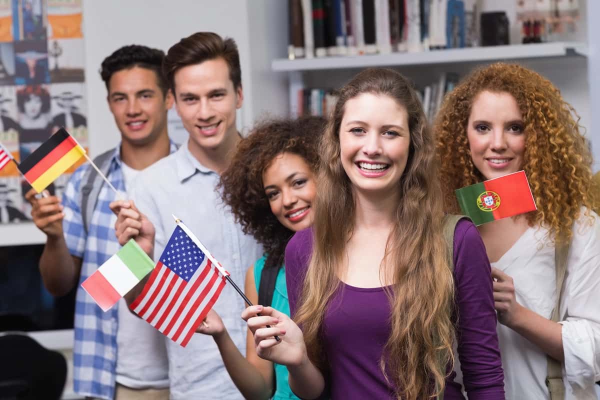 Xalqaro bayroqlarni hilpiratgan baxtli talabalar | Happy students waving international flags 1
