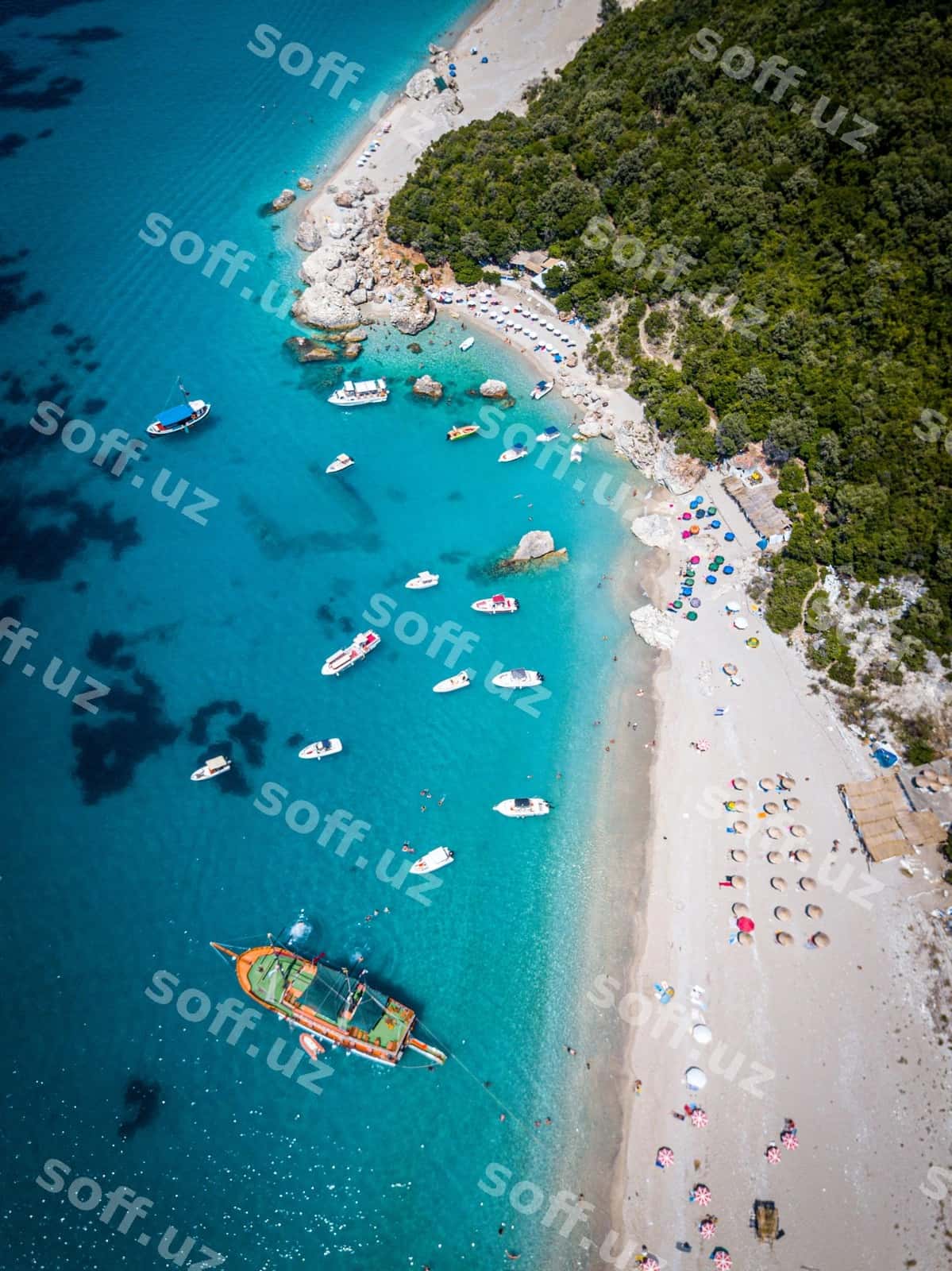 Yuqori burchakdan qodirlar sochuvchisi | High angle view boats beach 1
