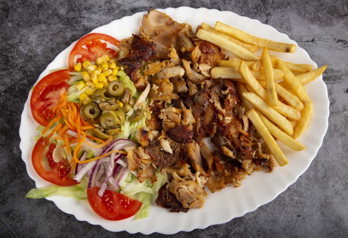 Kabob sendvich oq plastinka izolyatsiyalangan | Kebab sandwich white plate isolated 1
