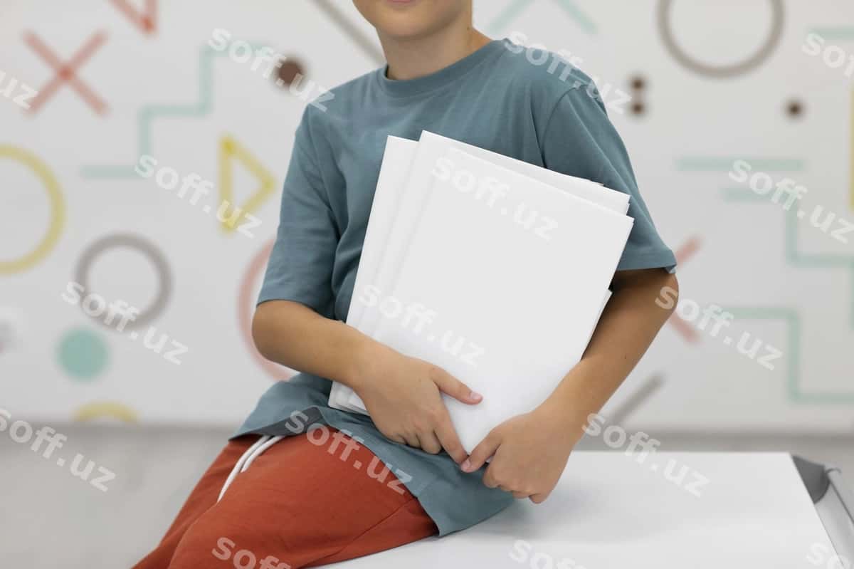 Bog' bolasi bilan kitob mockup dizayni | Kid with book mockup design 1