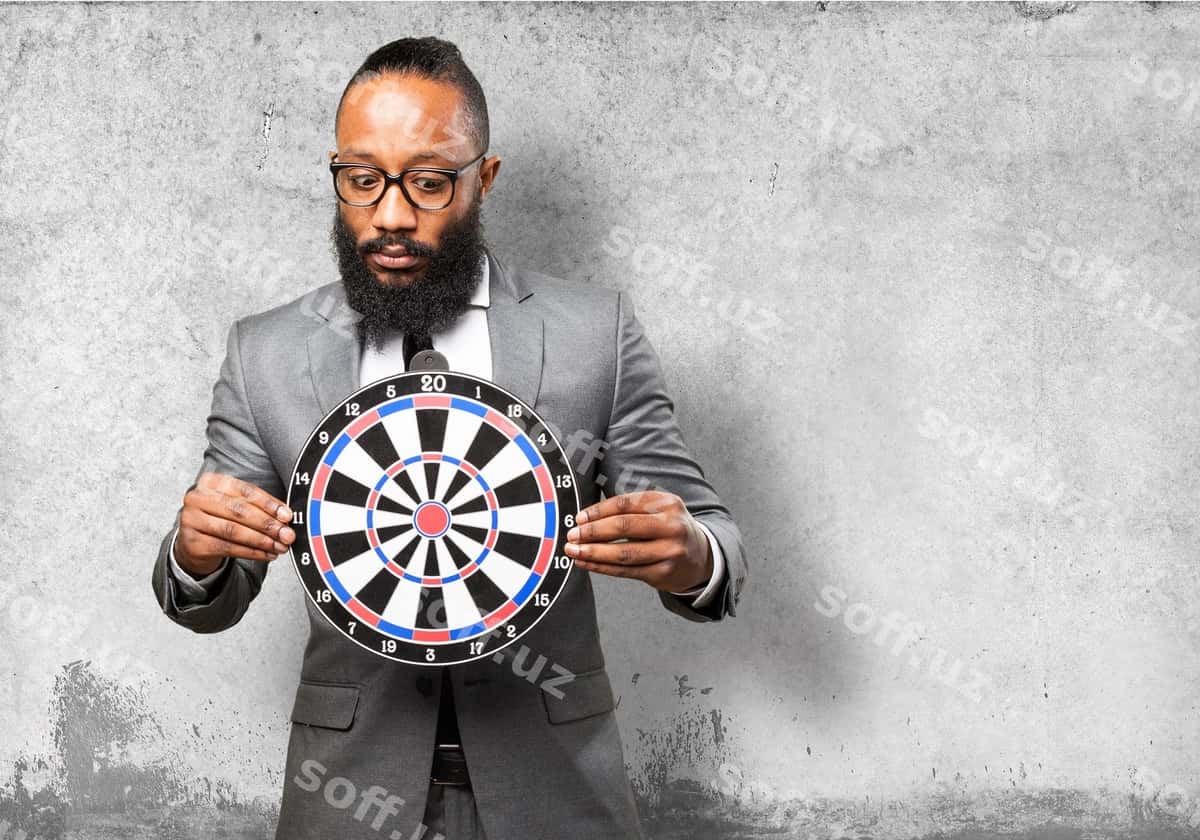 Mening kostyumim bullseye ni tutmoqda | Man suit holding bullseye 1