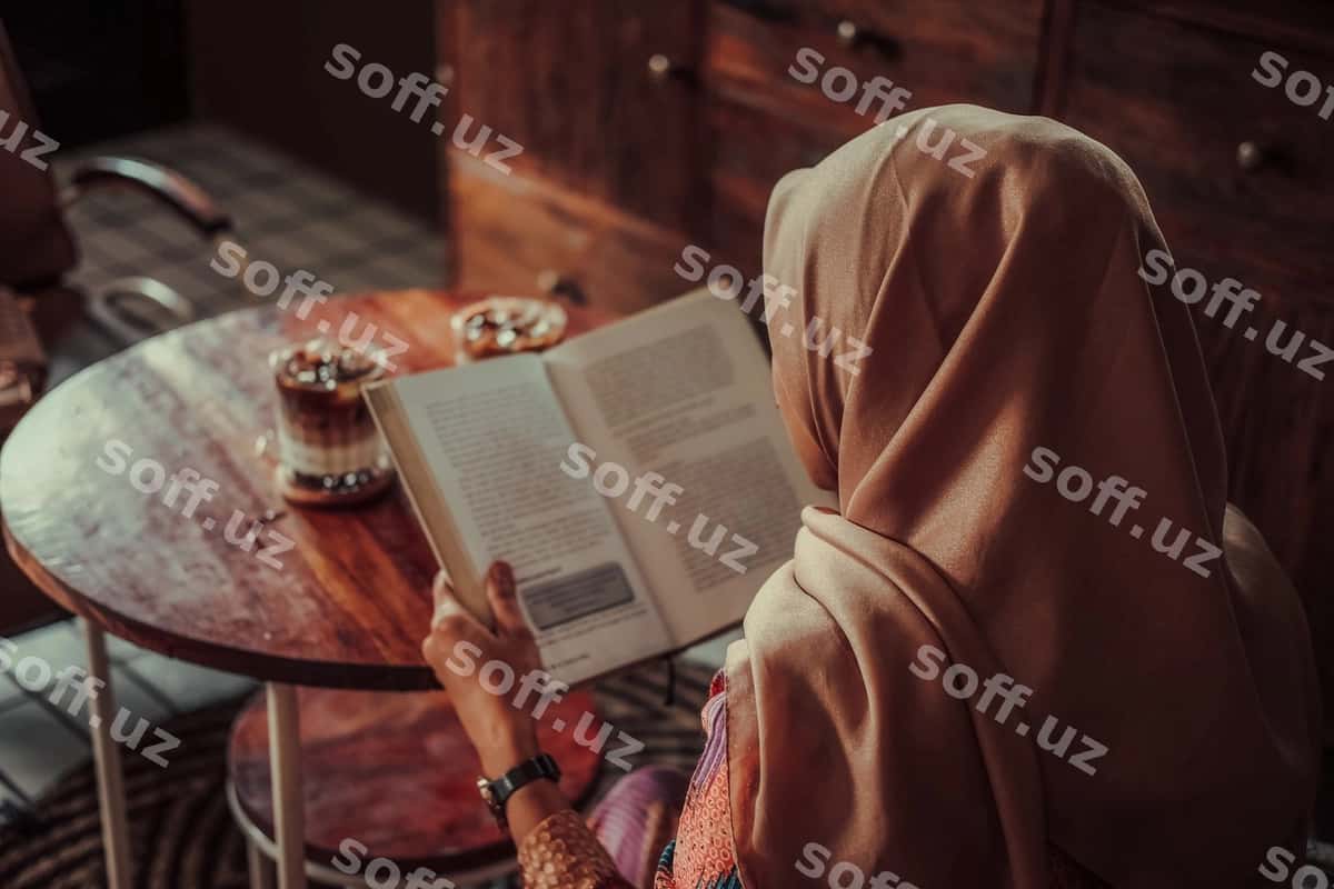 Gövda o'rtasi ayol uyda kitob o'qiyotgan | Midsection woman reading book home 1