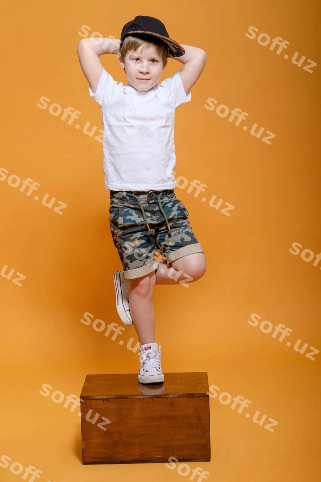 Zamonaviy bola sariq fon | Modern boy yellow background 1