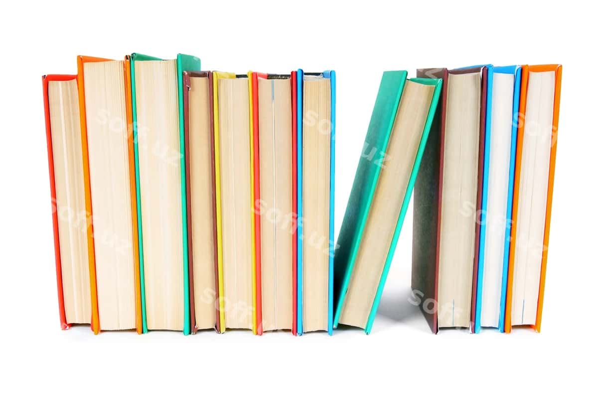Ko'plab ranglilar kitoblar oq masa | Multi coloured books white table 1
