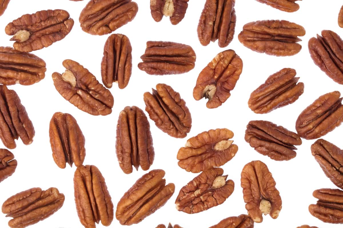 Pekan yong'oqlari oq fonda ajratilgan | Pecan nuts isolated white background 1