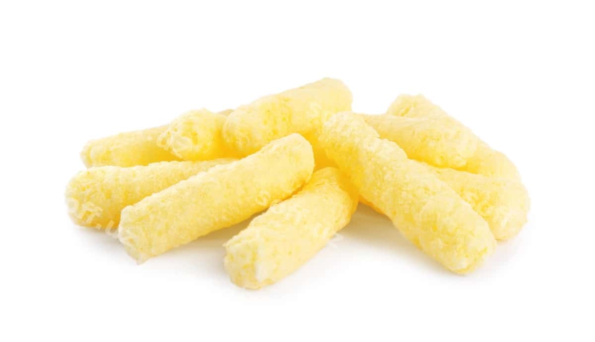 Mazali mays pufaklarining oq orqa fondagi to'plami | Pile tasty corn puffs white background 1