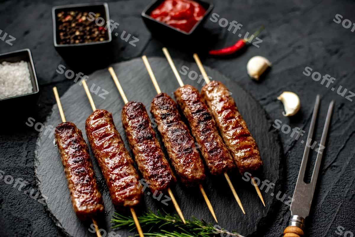 Pichoq bilan tovoq kabob uni sanchqi bilan | Plate kebabs with knife fork it 1