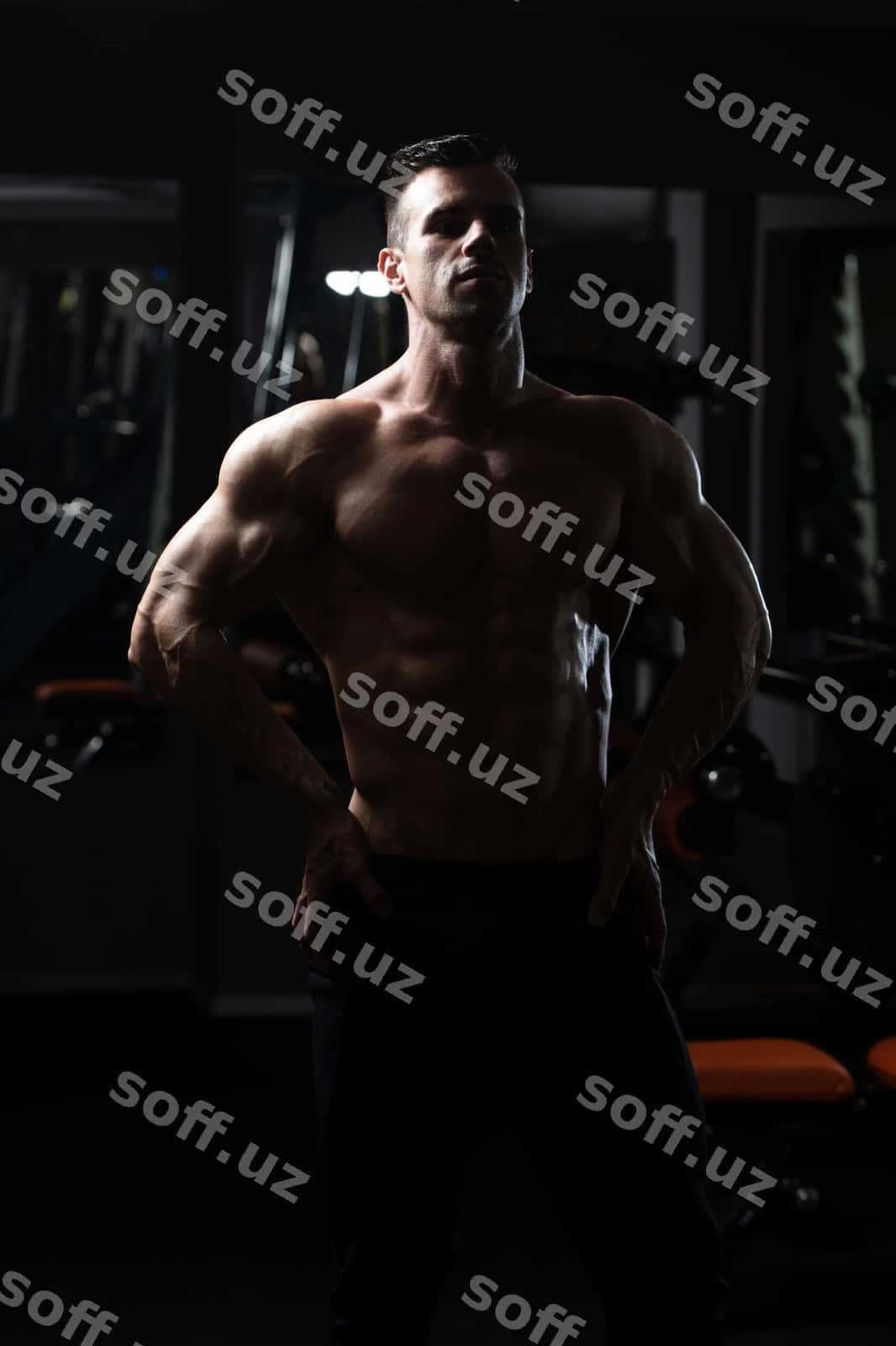 Jiddiy jism-kurashuvchi jimda turgan | Serious bodybuilder standing gym 1
