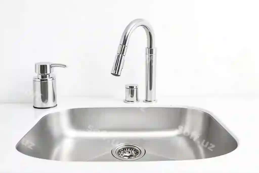 Yaqin rasm oshxona havzi hromoviy mushta sova beruvchi | Close up kitchen sink with chrome faucet soap dispenser