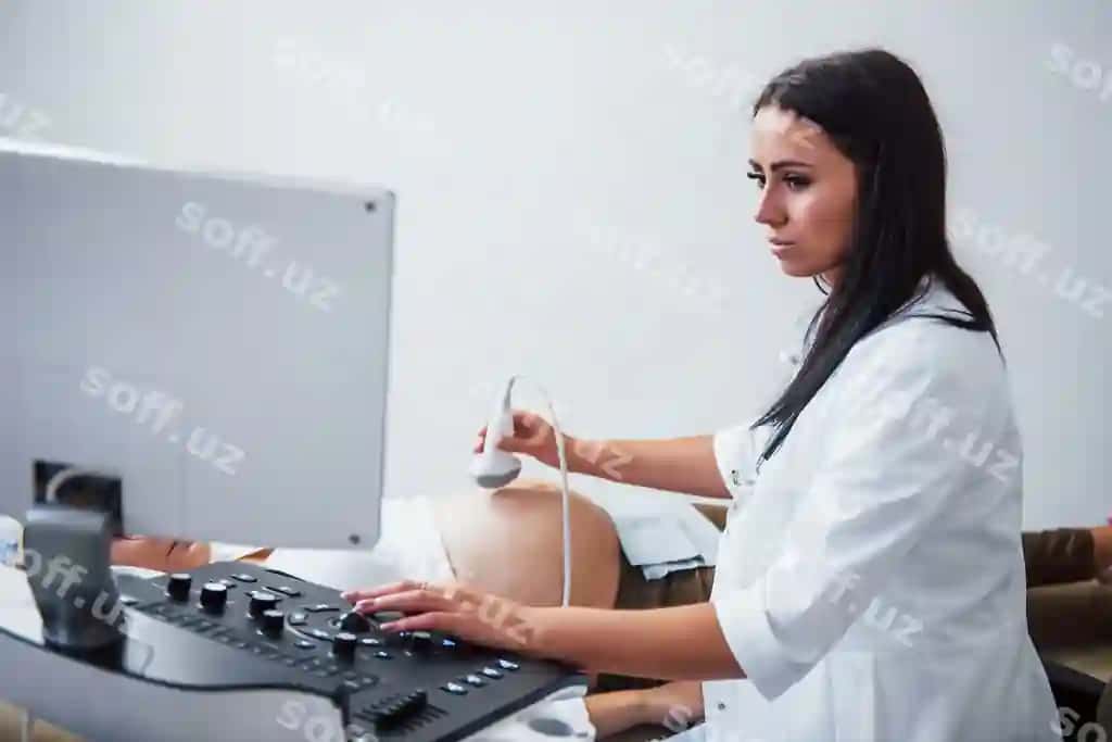 Ayollar shifokori kasalxonada homilador ayolga ultratovush qilmoq. | Female doctor does ultrasound pregnant woman hospital