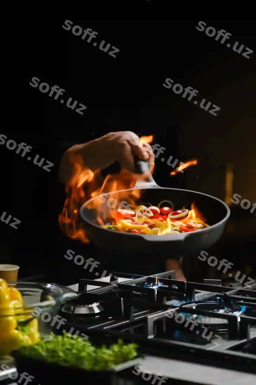Wok tarkibiyotlari krevetka pomidorlar mirch piyoz spetsiya tava | Wok ingredients shrimp tomatoes pepper onion spice frying pan