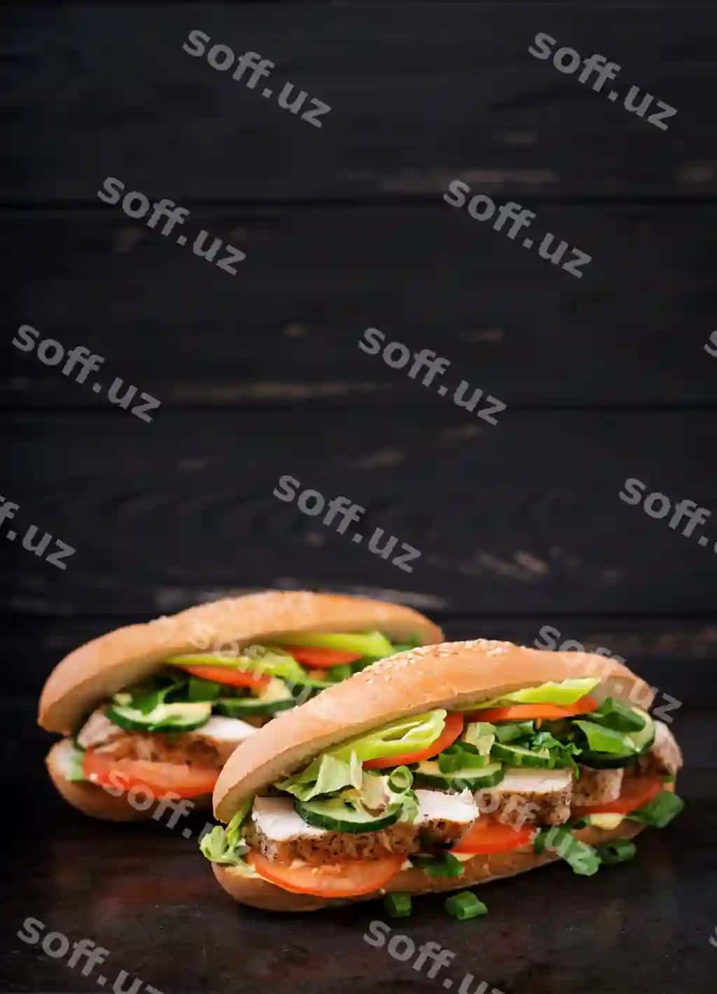 Katta sendviz tovuq bo'ynalari, pomidor, kamdan, yaponlar bilan | Big sandwich with chicken breasts tomato cucumber herbs