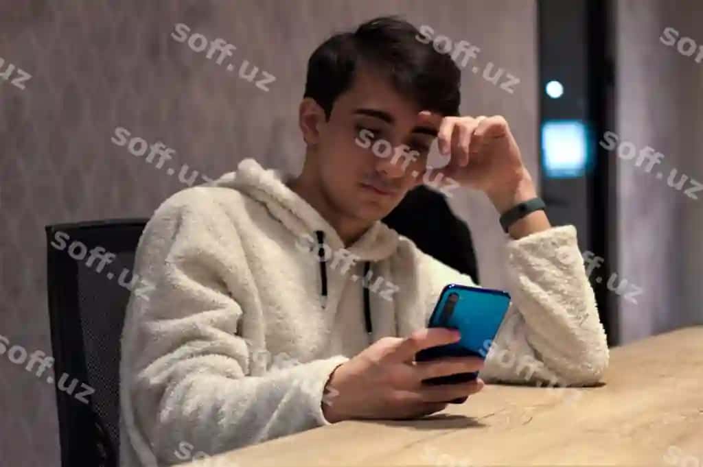 Tomon ko'rinishi yosh erkak mobil telefon ishlatayotgan | Side view young man using mobile phone