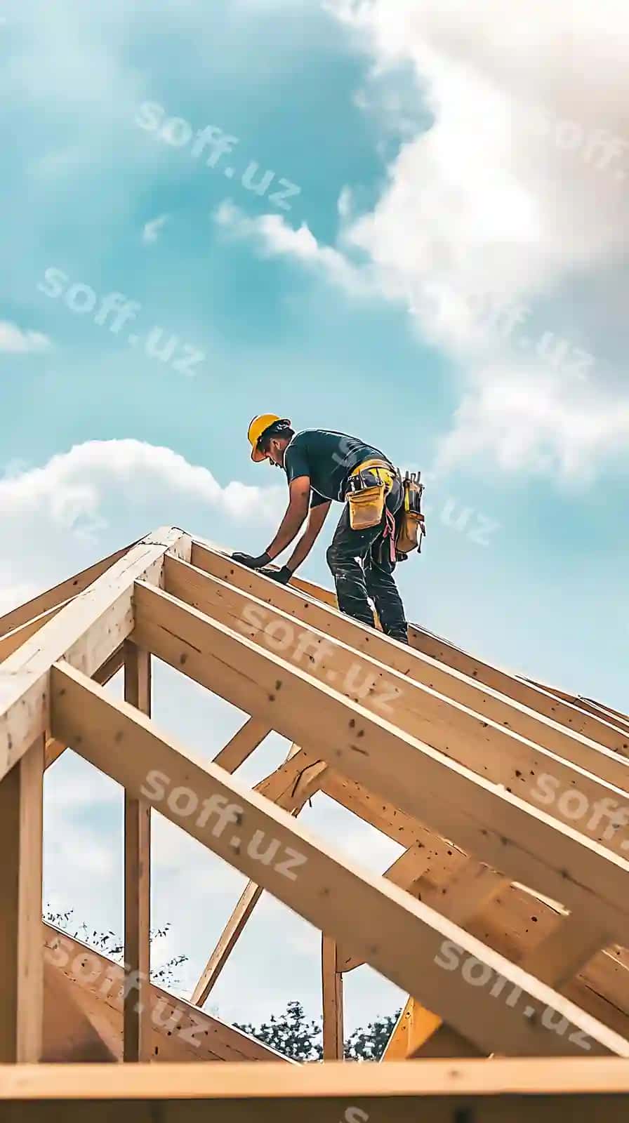 Ikki erkak eski uy qurishda ishchi | Two men working roof house construction