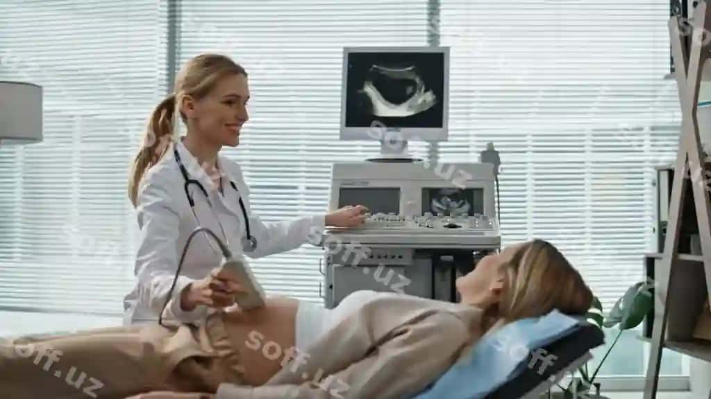 Shifokor klinikada homilador ayolga ultratovush ko'rib bormoqda, baxtli bemor krovatta. | Doctor performing ultrasound pregnant woman clinic happy patient couch