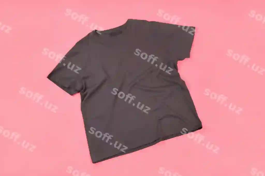 Qora futbolka gulbin fonli kosmos bosmasi | Dark t shirt with space print pink background