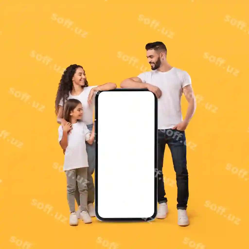 Markaziysharq oilasi katta akilliq telefon ekraniga egilgan, sariq orqa fonda | Middle eastern family leaning huge smartphone screen yellow background