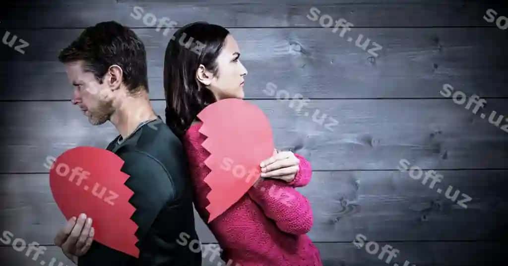 Jiddiy juftlik orqasiga qaramay turgan, bozlangan yunachalardan iborat orqa fonda | Serious couple standing back back against bleached wooden planks background
