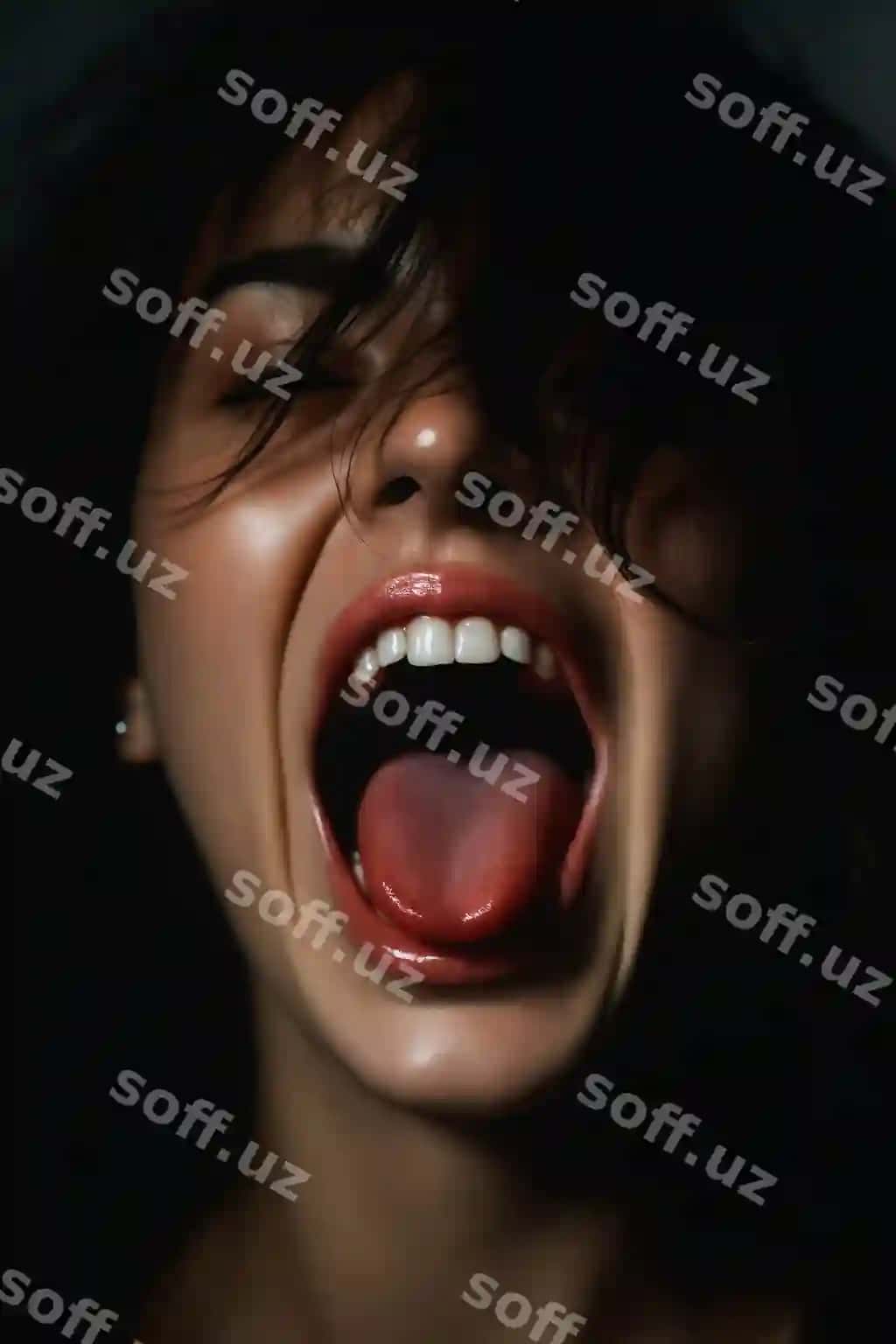 Ochiq og'zi yosh ayol nam sochlari bilan chiroyli seksual qiz | Open mouth young woman with wet hair beautiful sexy girl