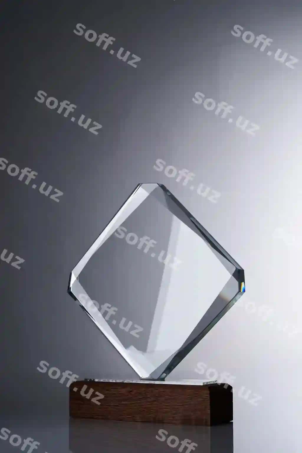 Kristall sohibi kulrang orqa fonga | Crystal trophy against gray background