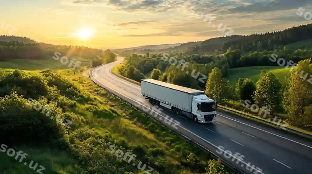 Oq yuk avtomobili quyosh botishi davomida magistral yo'lni tepaliklar va daraxtlar o'tib yuradi. | White semitruck drives down highway sunset through landscape hills trees