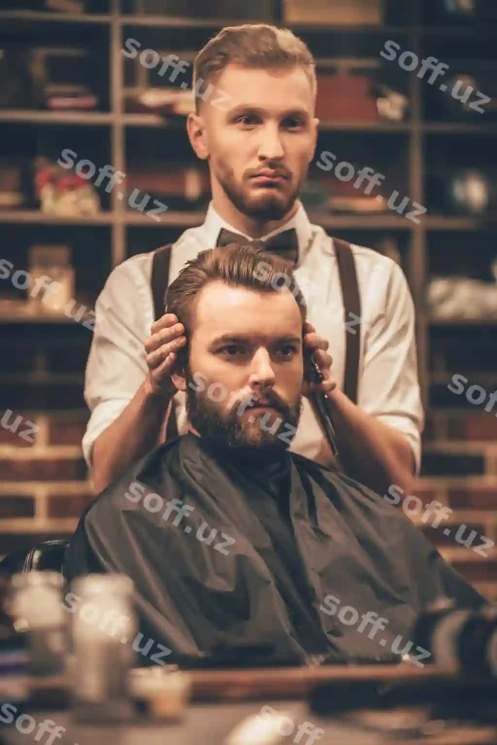 Sartarosh sartaroshlik salonida mijozining soch kesimini simmetriyasini tekshiradi. | Checking symmetry hairdresser checking symmetry haircut his client barbershop