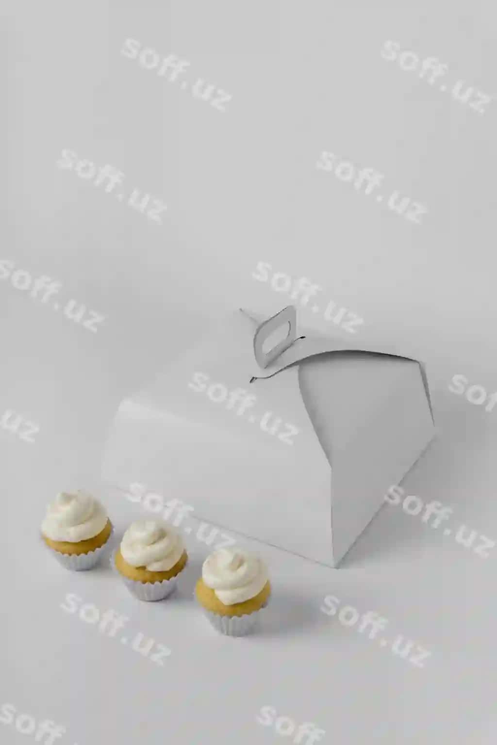 Cupcake mazali mockup | Delicious cupcake mockup