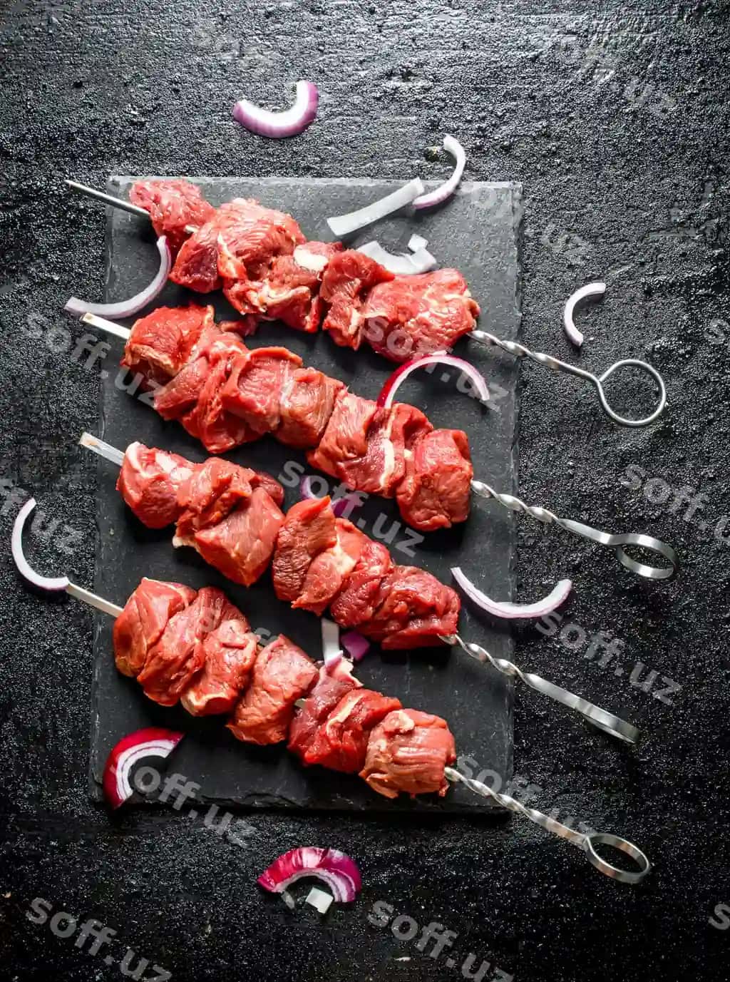Ham mol go'shti kebapi to'siq doska bilan piyoz qismlari | Raw beef kebab stone board with pieces onions