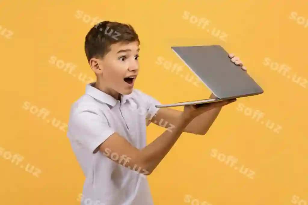 Hayratlangan yosh bola noutbuki o'z qo'llari bilan ochiyap. | Amazed teen boy opening laptop his hands