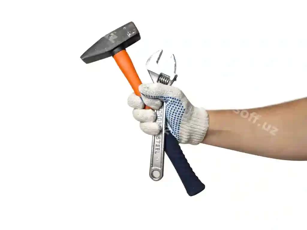 Men zamonaviy chingil va sozlanuvchi uchqun tutmoqda, ajraltirilgan oq fonda, ta'mirlash kontseptsiyasi. | Men is holding modern hammer adjustable wrench isolated white background repair concept