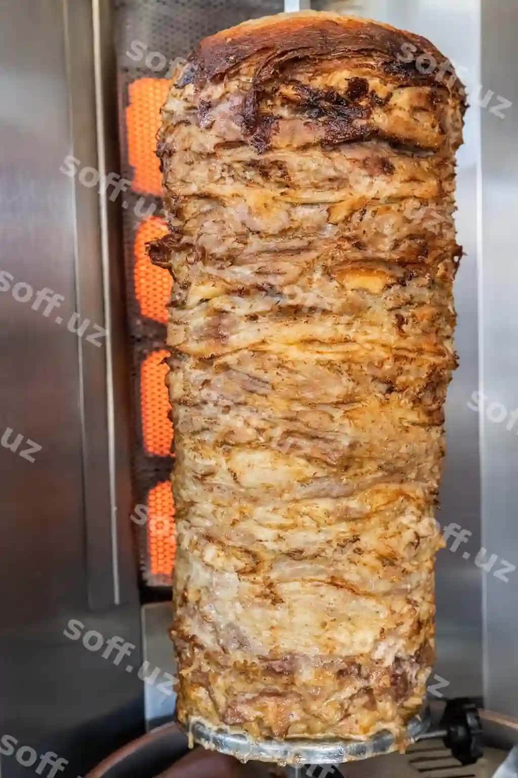 Suvidli Yunon an'iy gyros od yoniq pishirilgan pichoq bilan kesilgan. | Juicy greek traditional gyros grilled fire chopped by knife