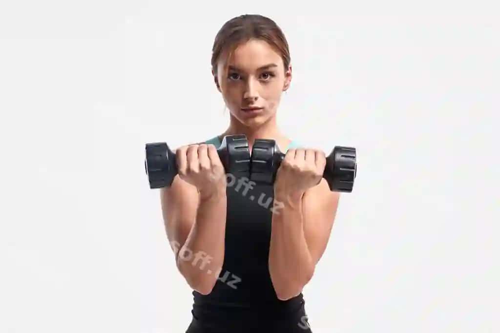 Atletik ayol jism mashinalari bilan mashq qilmoqda | Athletic female exercising with dumbbells