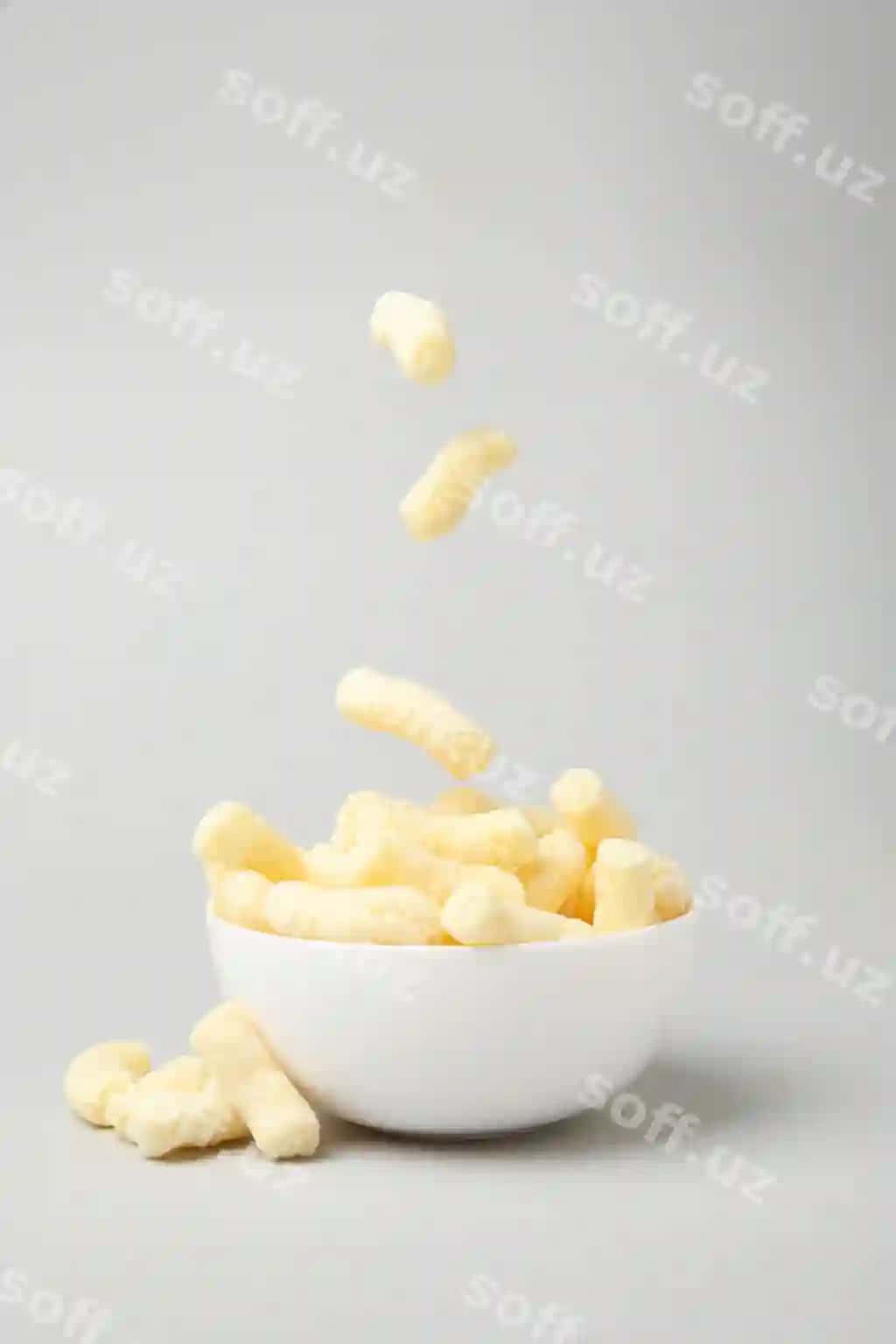 Shirin mays sochalari tushayotgan qovur joriy kulrang orqa fon | Sweet corn sticks falling bowl light gray background